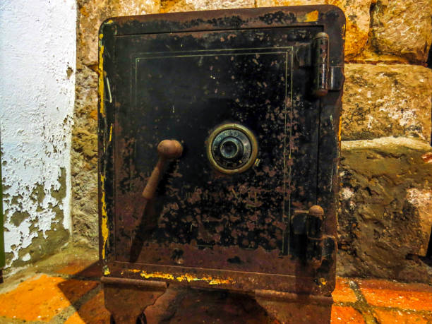 vecchio arrugginito e deteriorato sicuro - vehicle door rusty old fashioned old foto e immagini stock