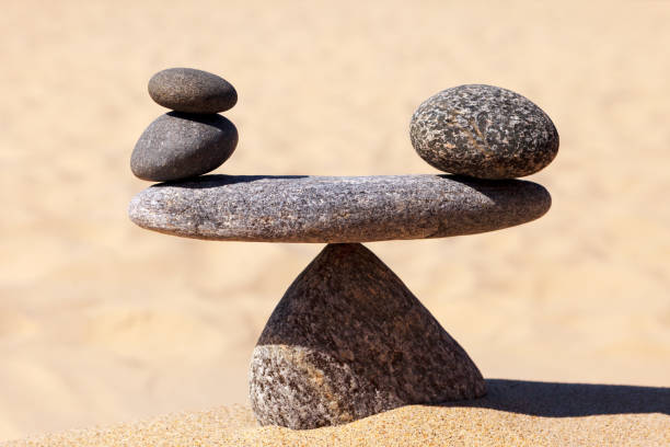 scala simbolica delle pietre. concetto di armonia ed equilibrio. vita lavorativa, equilibrio emotivo. - perfection nature balance stone foto e immagini stock