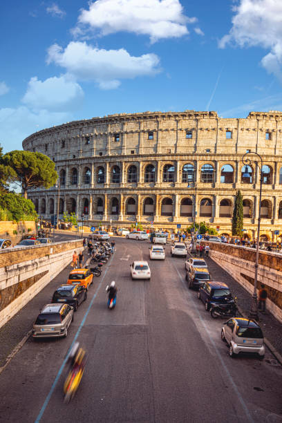 roma colosseo in una bella luce al tramonto - light nobody coliseum vertical foto e immagini stock