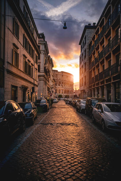 rome colisée dans une belle lumière au coucher du soleil - light nobody coliseum vertical photos et images de collection