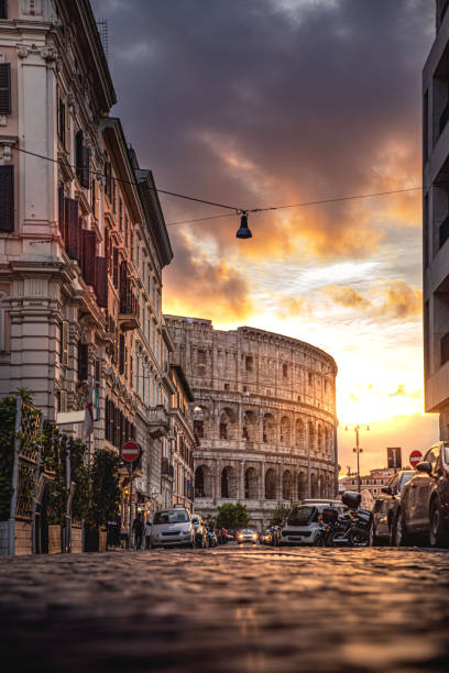 colosseo di roma in una bella luce al tramonto - italy coliseum rome italian culture foto e immagini stock