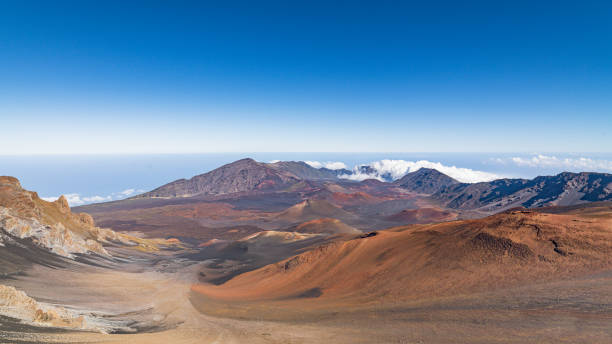 haleakala volcanic crater lava field maui hawaii - haleakala crater imagens e fotografias de stock