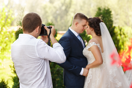 Fotógrafo de bodas toma fotos de la novia y el novio photo