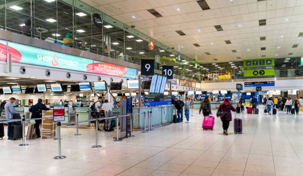 terminal 1 do aeroporto de dublin, povos que verific dentro para seus vôos - urban scene business sign large group of people - fotografias e filmes do acervo