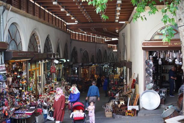 крытый базар, кахраманмарас/турция-21 мая 2019 г.: исторический крытый базар всегда полон продавцов и покупателей в кахраманмарасе, турция - covered bazaar стоковые фото и изображения