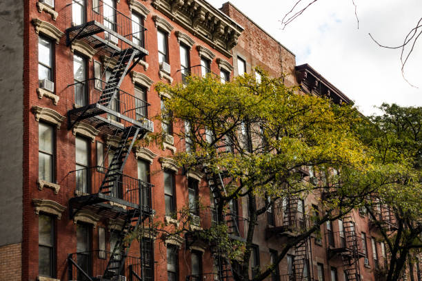 맨하탄, 뉴욕, 미국에 있는 차이나타운의 동네에서 모트 거리를 따라 비상 계단으로 뉴욕시 스타일의 아파트 건물의 클로즈업 보기. - upper west side manhattan 뉴스 사진 이미지