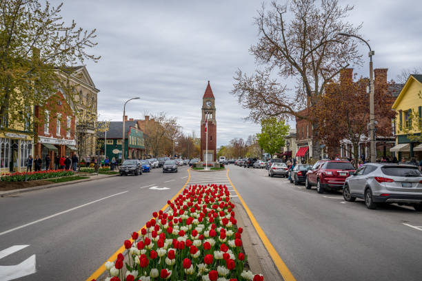 in the streets of niagara on the lake. - clock clock tower built structure brick imagens e fotografias de stock