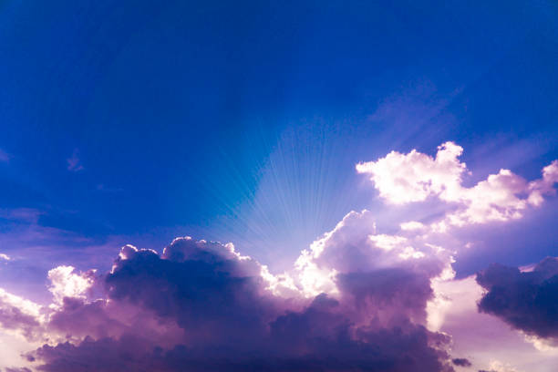 schöner blauer himmel mit sonnenstrahlen, die hinter den wolken aufsteigen - clear sky flash stock-fotos und bilder