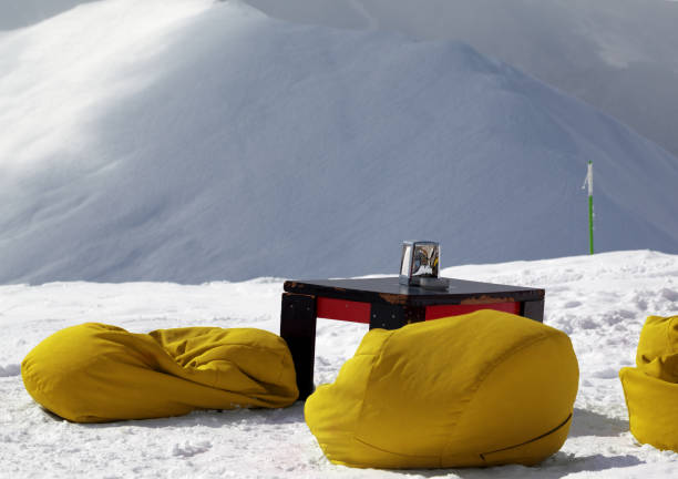 cadeiras e tabela amarelas do saco no café ao ar livre na estância de esqui - apres ski ski restaurant mountain - fotografias e filmes do acervo