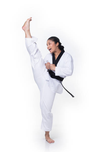 master black belt taekwondo professeur de combat - martial arts women tae kwon do black belt photos et images de collection