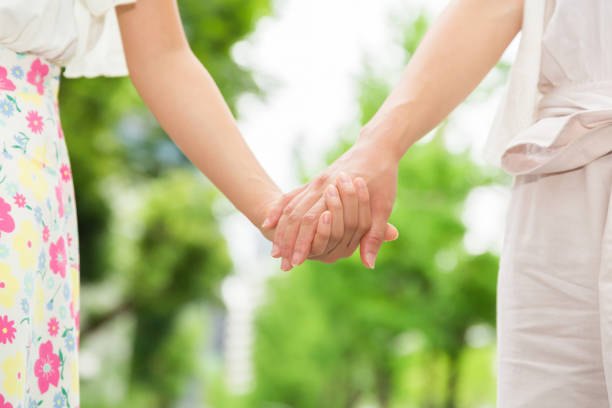 genitore e figlia - holding hands human hand child mother foto e immagini stock