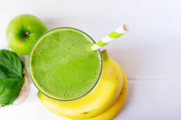 banana mix spinach apple smoothie juice and green juice beverage healthy the taste yummy in glass for milkshake on wooden background  from the top view. - blender white empty sparse imagens e fotografias de stock