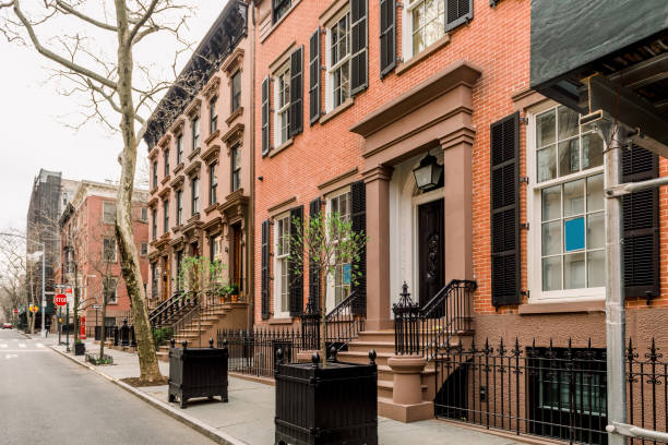 brownstone facciate e case a schiera in un quartiere iconico di brooklyn heights a new york city - brooklyn row house townhouse house foto e immagini stock