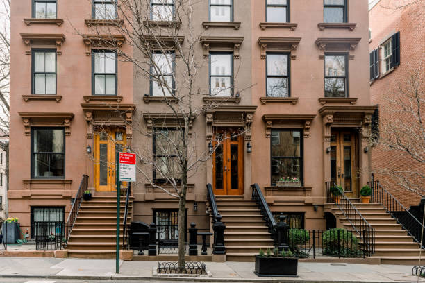 fassaden und reihenhäuser in einem ikonischen viertel von brooklyn heights in new york city - brooklyn brownstone new york city row house stock-fotos und bilder