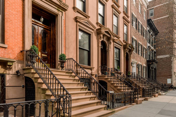 brownstone facades & row houses  in an iconic neighborhood of brooklyn heights in new york city - front stoop imagens e fotografias de stock