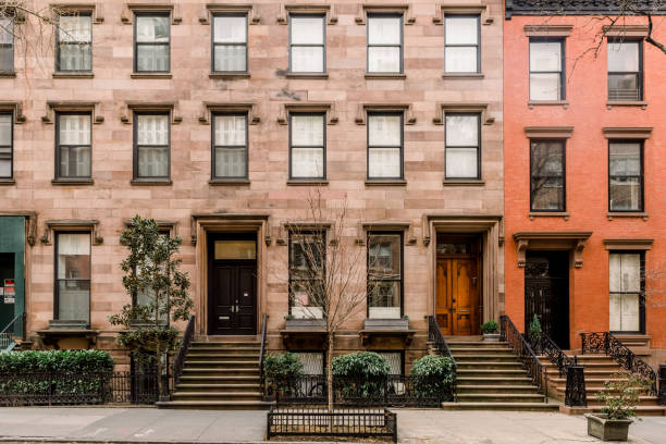 fachadas brownstone y casas en hileras en un barrio emblemático de brooklyn heights en la ciudad de nueva york - piedra caliza de color rojizo fotografías e imágenes de stock
