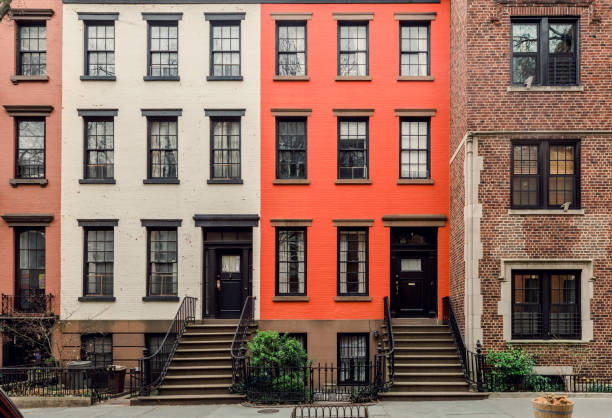 fassaden und reihenhäuser in einem ikonischen viertel von brooklyn heights in new york city - gebäudefront stock-fotos und bilder