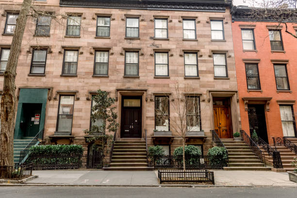 brownstone facciate e case a schiera in un quartiere iconico di brooklyn heights a new york city - brooklyn row house townhouse house foto e immagini stock