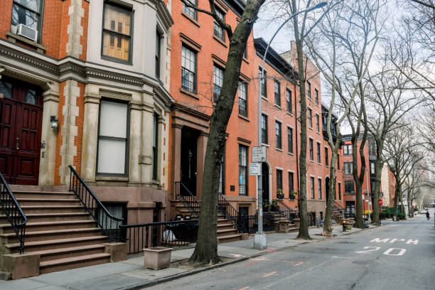 brownstone facciate e case a schiera in un quartiere iconico di brooklyn heights a new york city - brooklyn row house townhouse house foto e immagini stock