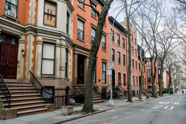 brownstone facades & row houses  in an iconic neighborhood of brooklyn heights in new york city - front stoop imagens e fotografias de stock