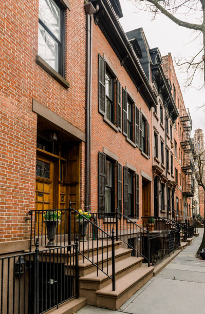 brownstone facades & row houses  in an iconic neighborhood of brooklyn heights in new york city - front stoop imagens e fotografias de stock