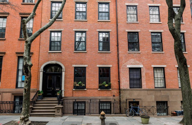 la facciata di un edificio decorato in pietra arenaria in un quartiere iconico di brooklyn a new york city - brooklyn row house townhouse house foto e immagini stock