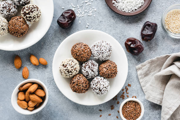 веганский палео шоколадный белок энергетические шарики с семенами - sphere dessert seasoning food стоковые фото и изображения