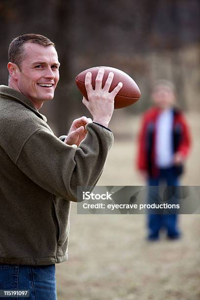 Padre E Hijo Al Aire Libre De Fútbol Americano Foto de stock y más banco de imágenes de Niño - Niño, Jugar, Juguetón