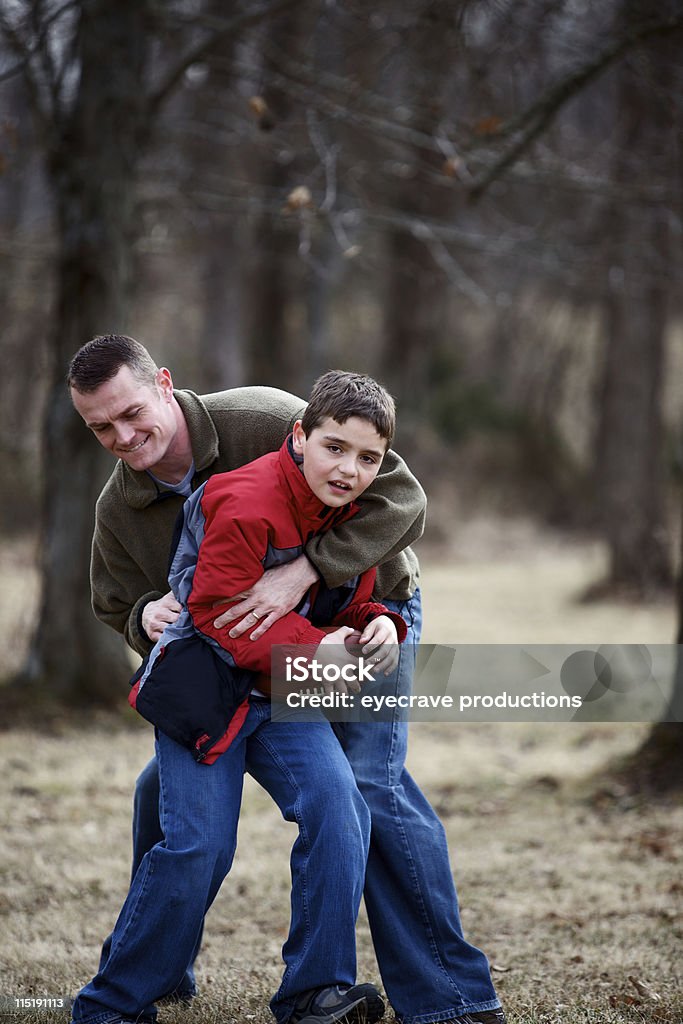Pai e filho ao ar livre de futebol - Foto de stock de Filho royalty-free