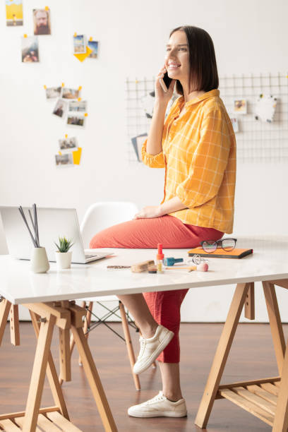 istock Consulting on the phone 1151920664