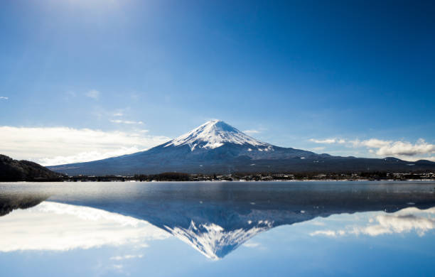 mont fuji contre le ciel bleu - lake kawaguchi photos et images de collection