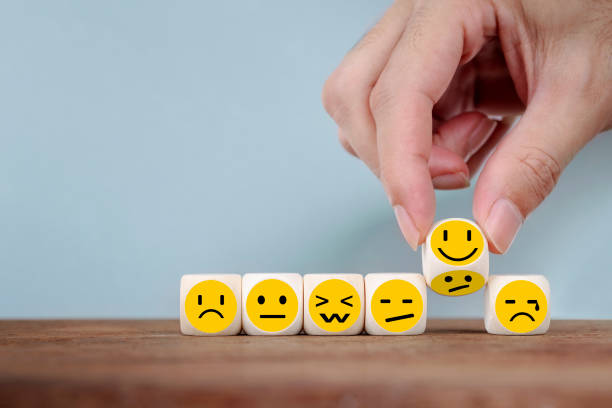 cambio mano con sorriso icone emoticon faccia su cubo di legno, mano flipping infelice svoltare a simbolo felice - sorridere immagine foto e immagini stock