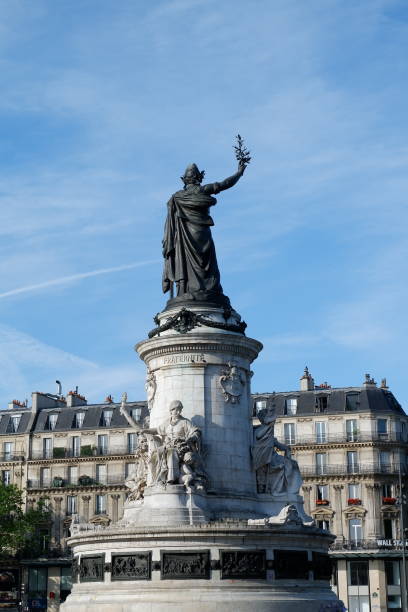 istock Parisienne building and architectural details 1151932528