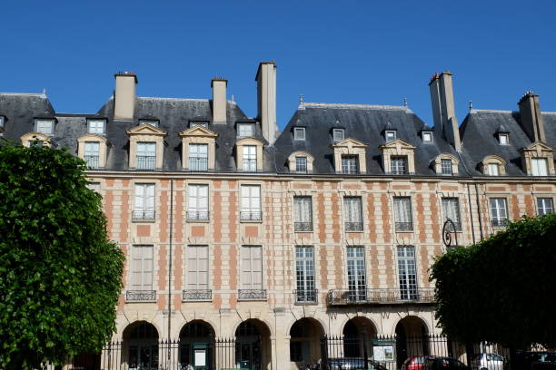 istock Parisienne building and architectural details 1151932611