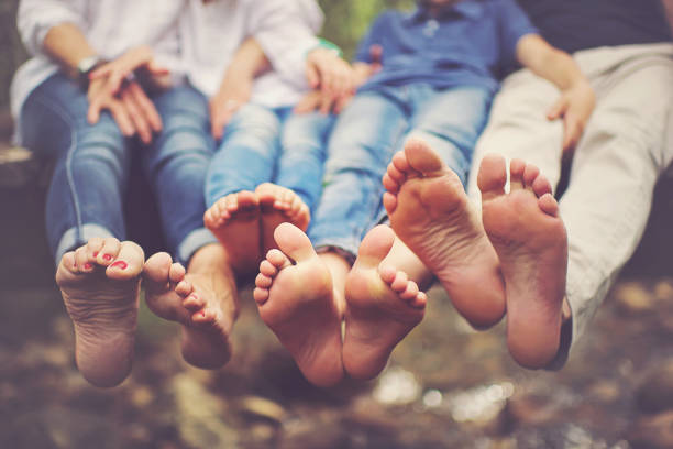 pies desnudos amor y convivencia - child human foot barefoot jeans fotografías e imágenes de stock