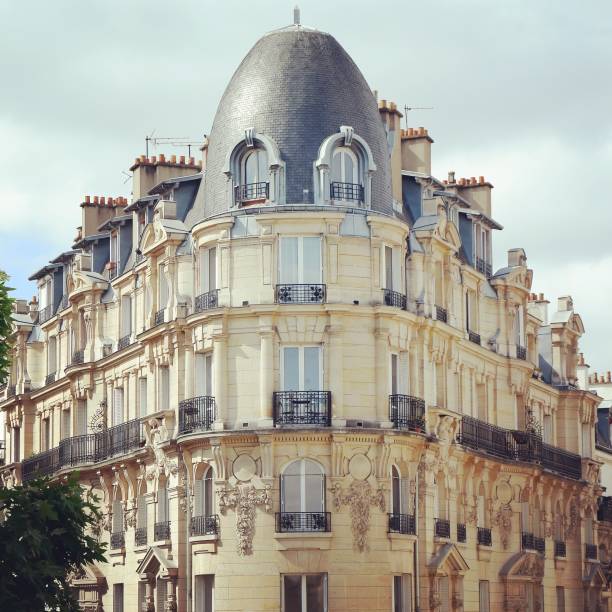 istock Parisienne building and architectural details 1151939808