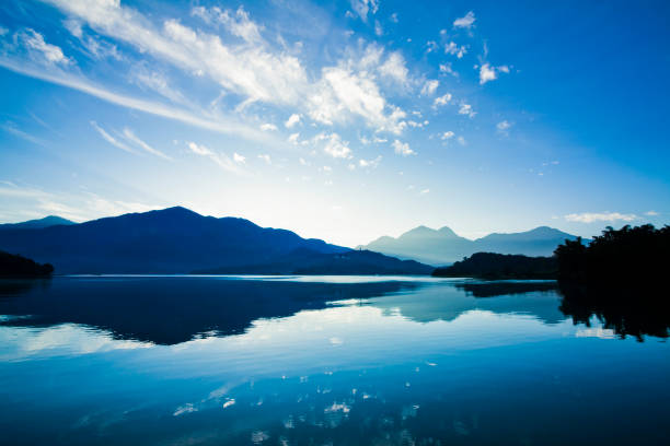 paisaje de sun moon lake en taiwán - sun moon lake fotografías e imágenes de stock