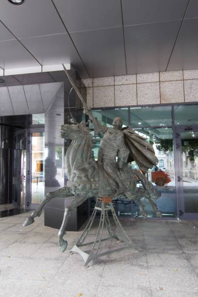 una estatua en la ciudad de túnez - king louis ix fotografías e imágenes de stock