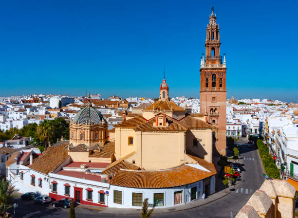 igreja de st. peter (san pedro) e arquitectura da cidade de carmona, província de sevilha, andaluzia, spain - carmona - fotografias e filmes do acervo