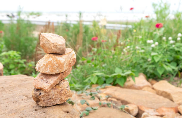 pile de pierre sur la feuille de roche dans le jardin. pour le fond de la nature. - stone rock garden white pebble photos et images de collection