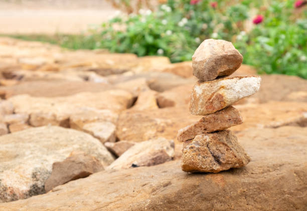 pile de pierre sur la feuille de roche dans le jardin. pour le fond de la nature. - stone rock garden white pebble photos et images de collection