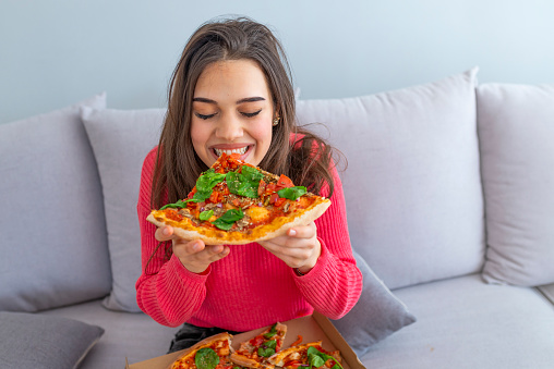 Mujer feliz comiendo deliciosa pizza. photo