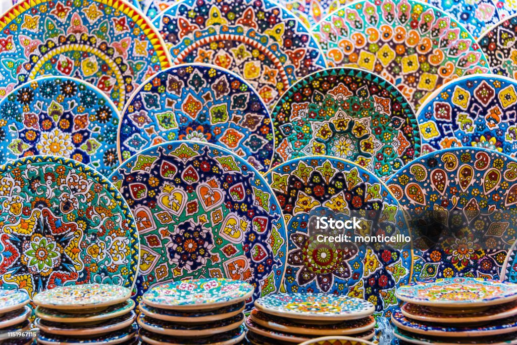 Piatti Di Ceramica Colorati Venduti Nel Souk Di Dubai Emirati Arabi Uniti -  Fotografie stock e altre immagini di Arabesco - Stili - iStock