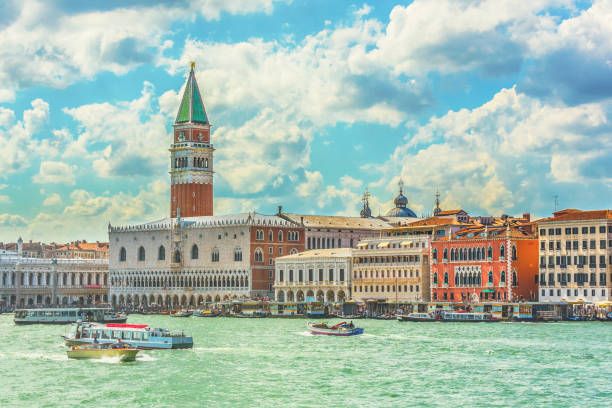arquitectura da cidade de veneza, vista da lagoa - southern europe public transportation international landmark local landmark - fotografias e filmes do acervo