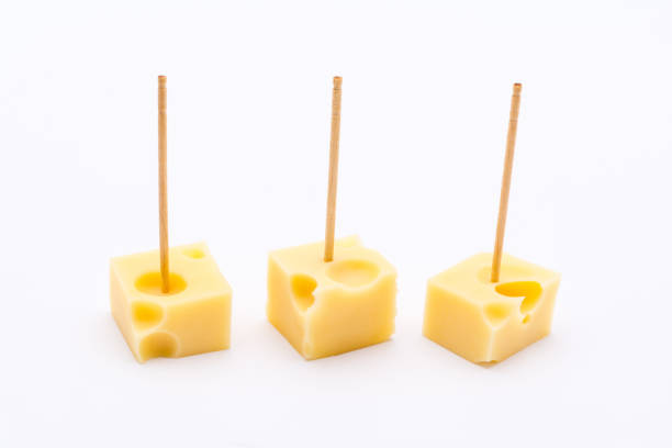 trzy kostki kształt małych kawałków żółtego sera z wykałaczkami na białym tle - cheese portion swiss culture swiss cheese zdjęcia i obrazy z banku zdjęć