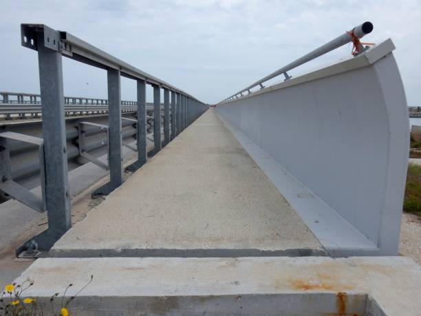 molfetta-guard-rail en el nuevo puerto - bridge incomplete construction building activity fotografías e imágenes de stock