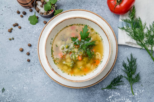 minestrone di zuppa di verdure - minestrone foto e immagini stock