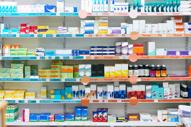 les stocks sont toujours pleins dans cette pharmacie - pill medicine laboratory narcotic photos et images de collection