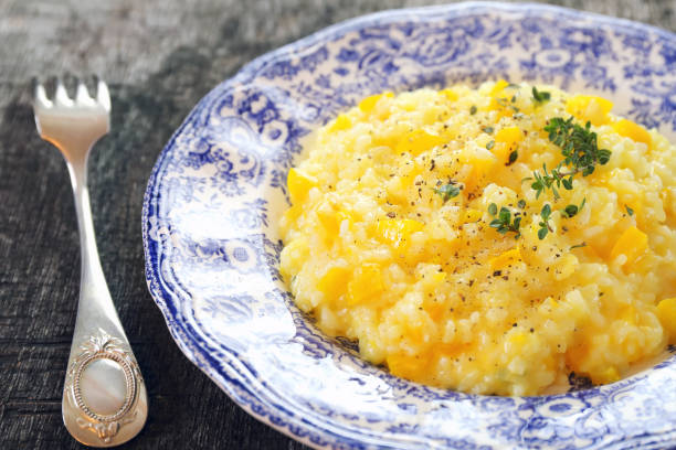 cucina italiana. piatto di risotto al peperone giallo - pepper bell pepper portion vegetable foto e immagini stock