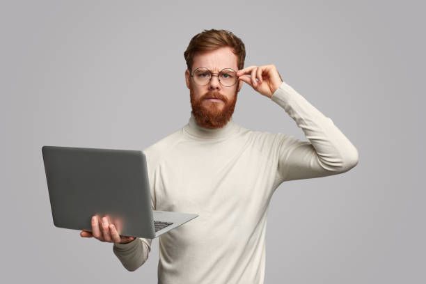 programador sério com o portátil que olha a câmera - computer programmer laptop men nerd - fotografias e filmes do acervo